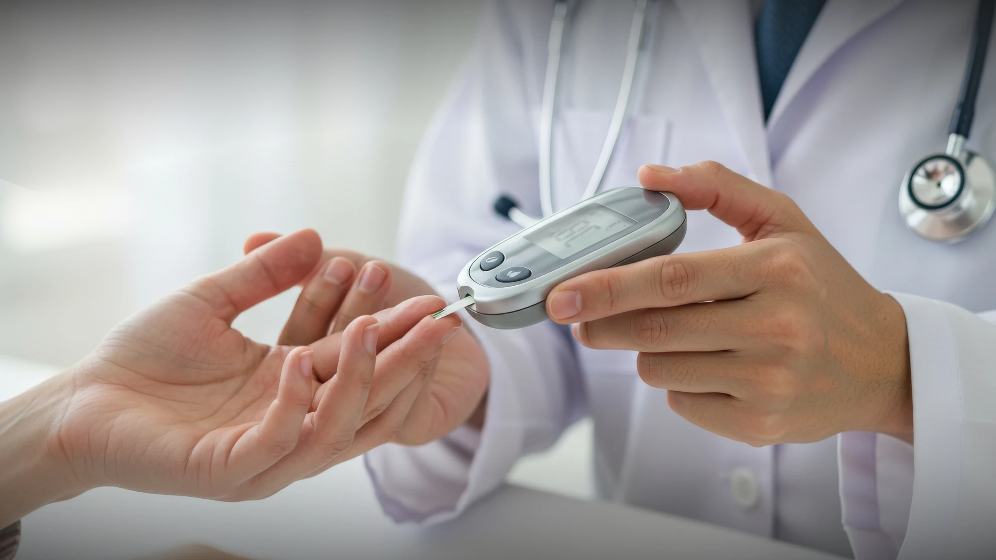 Doctor providing personalized diabetes treatment in Duluth clinic